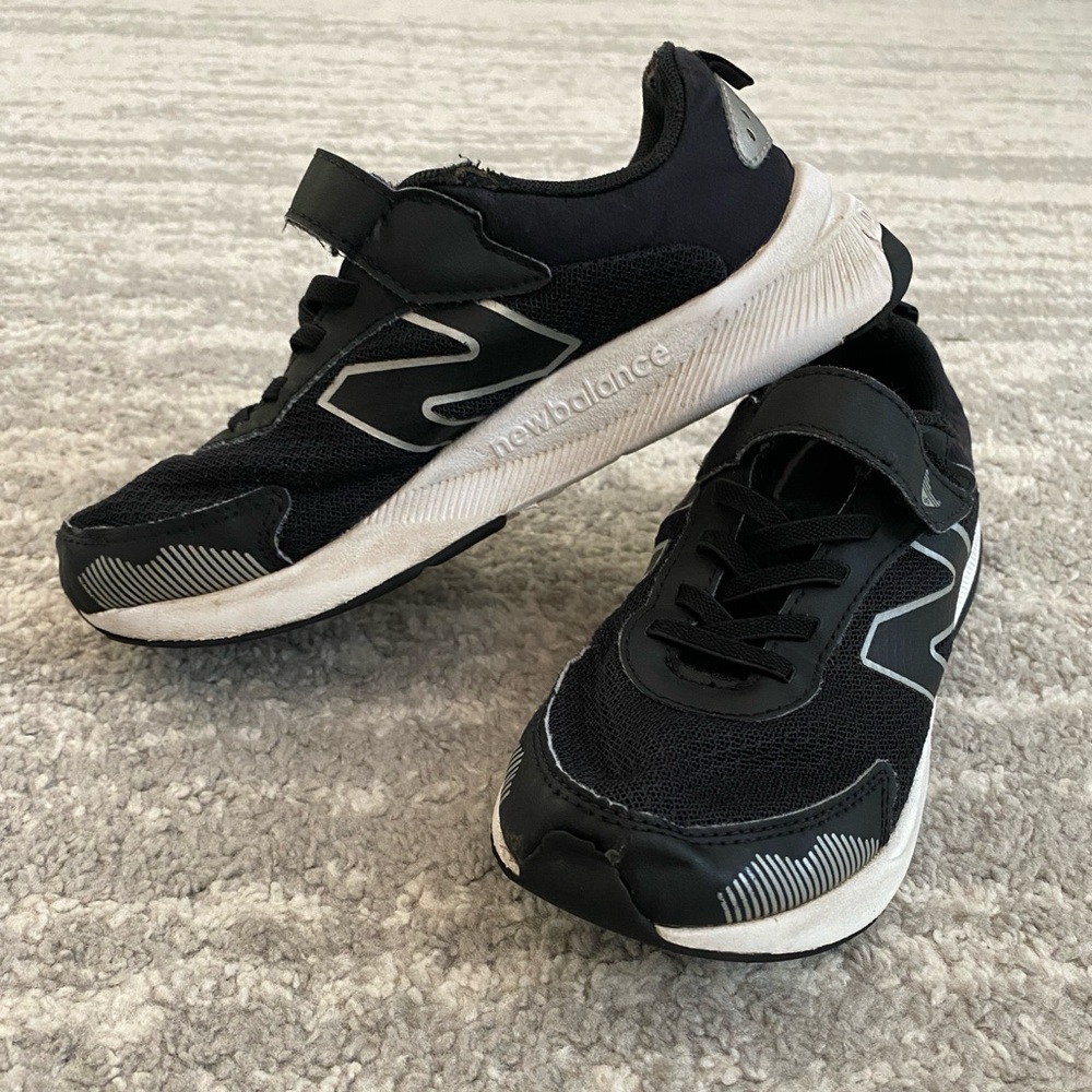 New Balance Kids Dynasoft 545 strap closure running shoe, size 2.5